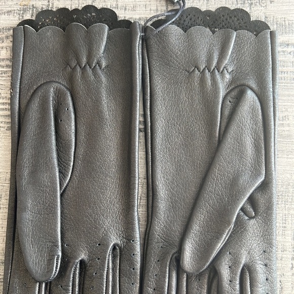 Burberry Leather Primrose gloves - Picture 15 of 17